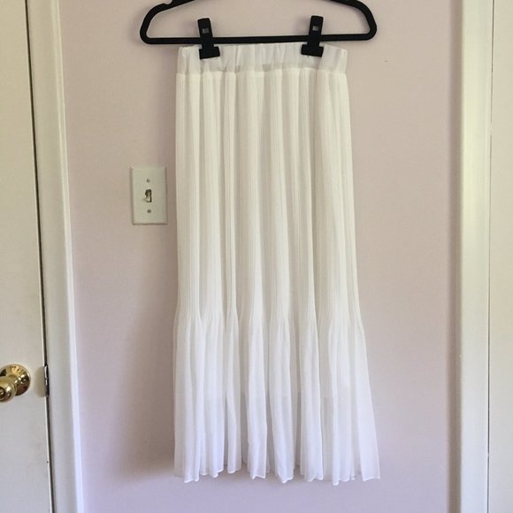 White pleated skirt - Picture 3 of 3